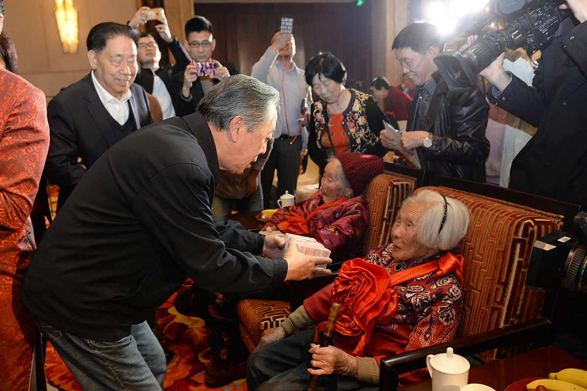 國務院原副秘書長劉濟民為百歲老人發放愛心補貼